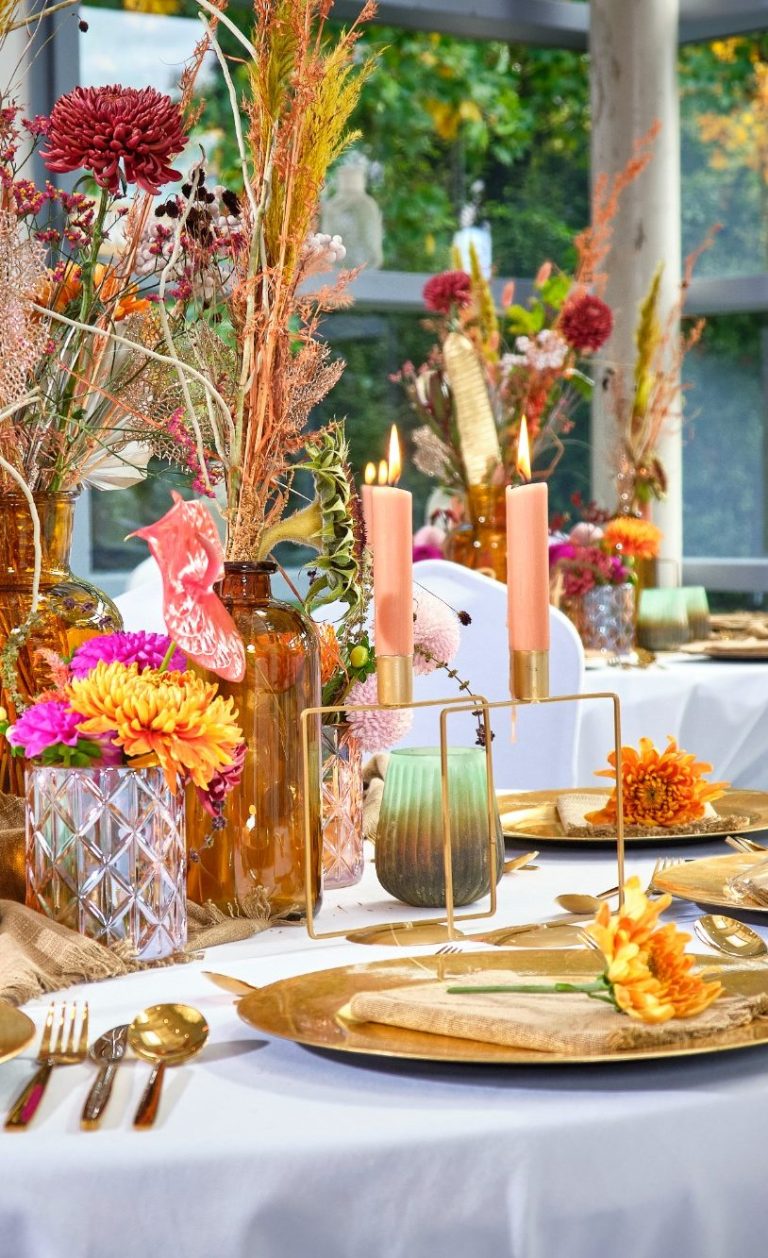 Tischdekoration Boho inspirierte Tischdekoration mit kröftigen Farben und gold Elementen im Saal der Villa von SAyn mit Blick in den Park